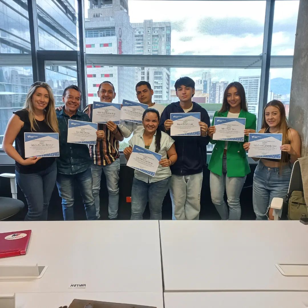Estudiantes graduados con certificado